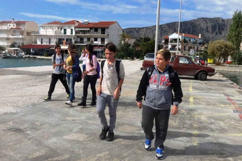 Οι 8 μαθητές που «παλεύουν» με τη θάλασσα στο Ιόνιο για να πάνε στο σχολείο - Φεύγουν νύχτα με καΐκι και γυρίζουν το απόγευμα [εικόνες] | iefimerida.gr 0