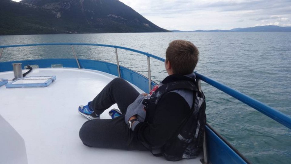 Οι 8 μαθητές που «παλεύουν» με τη θάλασσα στο Ιόνιο για να πάνε στο σχολείο - Φεύγουν νύχτα με καΐκι και γυρίζουν το απόγευμα [εικόνες] | iefimerida.gr 2