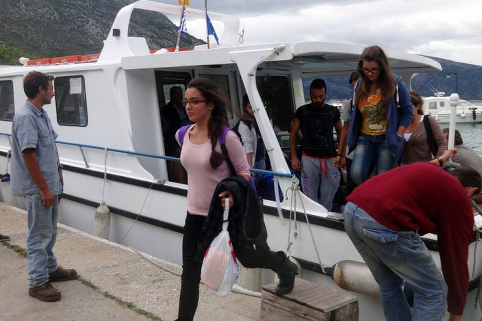 Οι 8 μαθητές που «παλεύουν» με τη θάλασσα στο Ιόνιο για να πάνε στο σχολείο - Φεύγουν νύχτα με καΐκι και γυρίζουν το απόγευμα [εικόνες] | iefimerida.gr 3