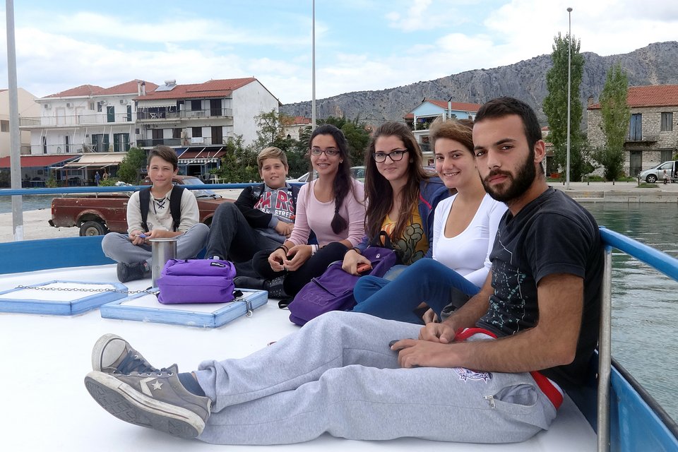 Οι 8 μαθητές που «παλεύουν» με τη θάλασσα στο Ιόνιο για να πάνε στο σχολείο - Φεύγουν νύχτα με καΐκι και γυρίζουν το απόγευμα [εικόνες] | iefimerida.gr 7