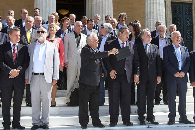 Το τρικ του Κατρούγκαλου για να φαίνεται πιο ψηλός [εικόνες] | iefimerida.gr 0
