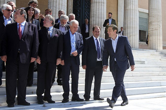 Το τρικ του Κατρούγκαλου για να φαίνεται πιο ψηλός [εικόνες] | iefimerida.gr 2