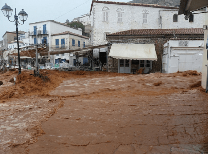 Πνίγηκε η Υδρα από την κακοκαιρία -Απελπισμένοι οι κάτοικοι, που βλέπουν τις περιουσίες τους να καταστρέφονται [εικόνες & βίντεο] | iefimerida.gr 9