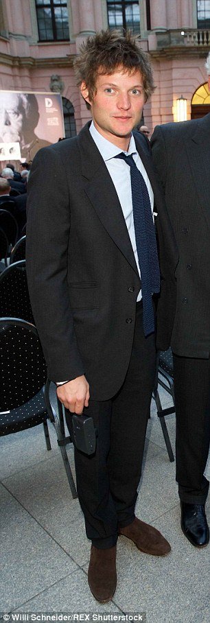 Κέιτ Μος: Συζεί με 28χρονο κόμη που πίνει αίμα [εικόνες]   | iefimerida.gr 2