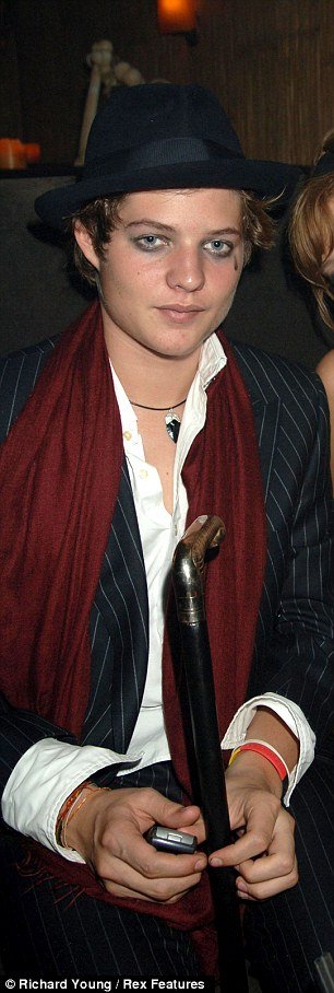 Κέιτ Μος: Συζεί με 28χρονο κόμη που πίνει αίμα [εικόνες]   | iefimerida.gr 3