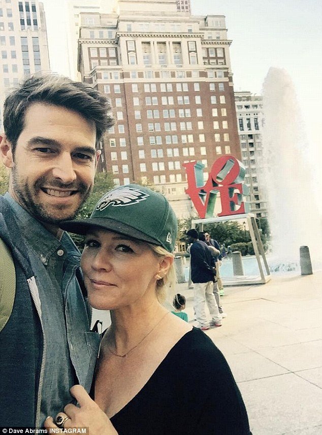 Δείτε πως είναι σήμερα η Κέλι από τη σειρά «Χτυποκάρδια στο Μπέβερλι Χιλς» [εικόνες]  | iefimerida.gr 2