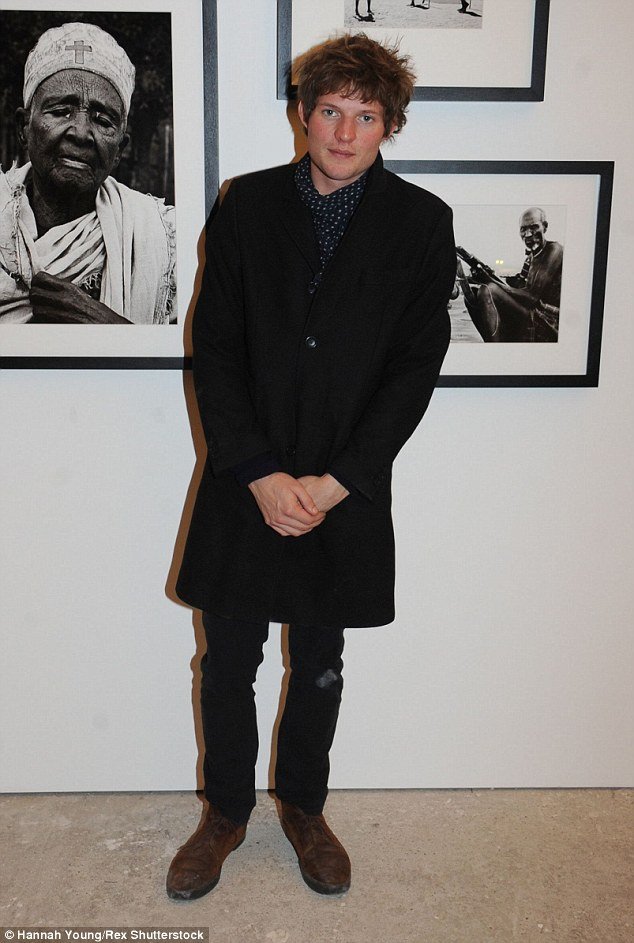 Κέιτ Μος: Συζεί με 28χρονο κόμη που πίνει αίμα [εικόνες]   | iefimerida.gr 1