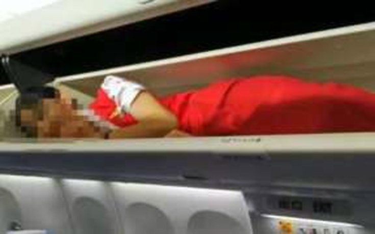 Περίεργο τελετουργικό ή bullying; Γιατί Κινέζες αεροσυνοδοί στριμώχνονται στον χώρο αποσκευών [εικόνες]   | iefimerida.gr 0