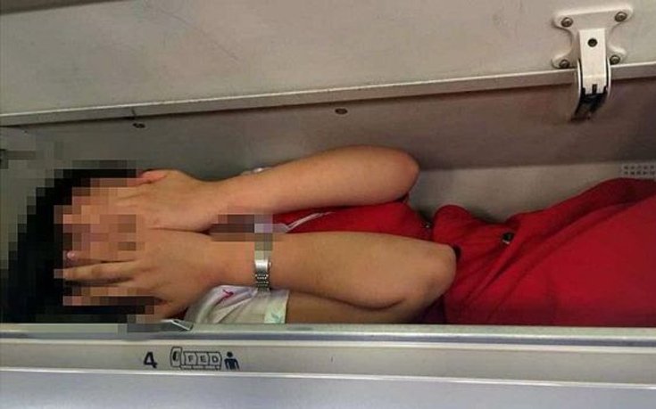 Περίεργο τελετουργικό ή bullying; Γιατί Κινέζες αεροσυνοδοί στριμώχνονται στον χώρο αποσκευών [εικόνες]   | iefimerida.gr 1