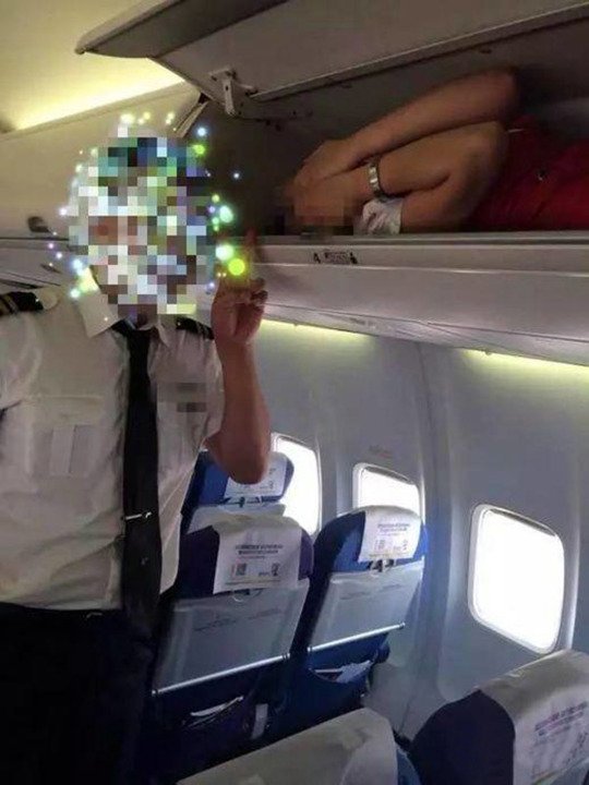 Περίεργο τελετουργικό ή bullying; Γιατί Κινέζες αεροσυνοδοί στριμώχνονται στον χώρο αποσκευών [εικόνες]   | iefimerida.gr 2