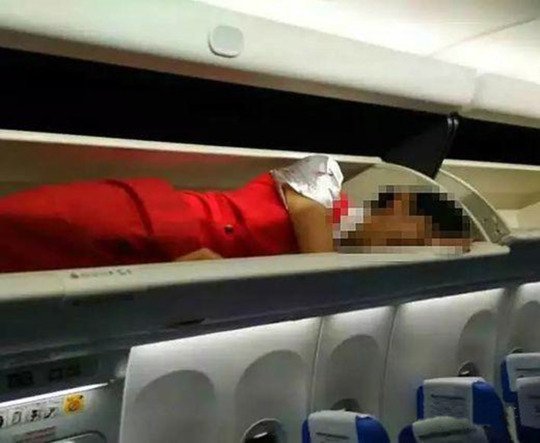 Περίεργο τελετουργικό ή bullying; Γιατί Κινέζες αεροσυνοδοί στριμώχνονται στον χώρο αποσκευών [εικόνες]   | iefimerida.gr 3