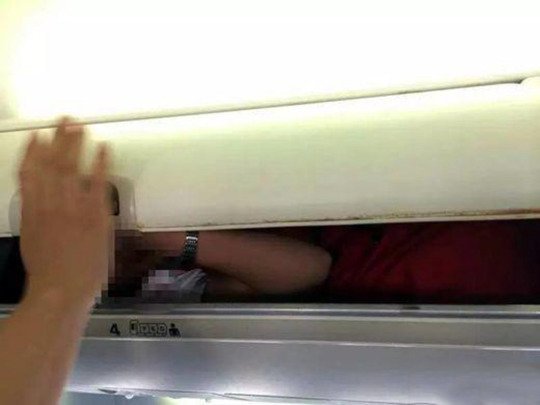 Περίεργο τελετουργικό ή bullying; Γιατί Κινέζες αεροσυνοδοί στριμώχνονται στον χώρο αποσκευών [εικόνες]   | iefimerida.gr 4