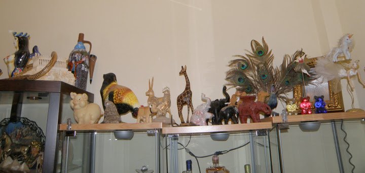 Η συλλογή με τα χιλιάδες κιτς μπιχλιμπίδια του Γιάννη Μπουτάρη [εικόνες] | iefimerida.gr 1