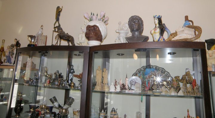 Η συλλογή με τα χιλιάδες κιτς μπιχλιμπίδια του Γιάννη Μπουτάρη [εικόνες] | iefimerida.gr 2