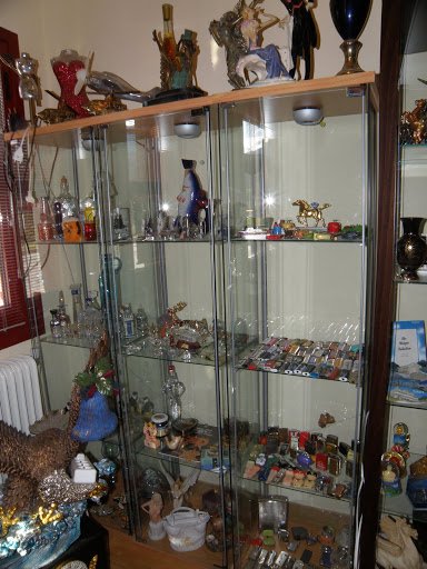 Η συλλογή με τα χιλιάδες κιτς μπιχλιμπίδια του Γιάννη Μπουτάρη [εικόνες] | iefimerida.gr 3