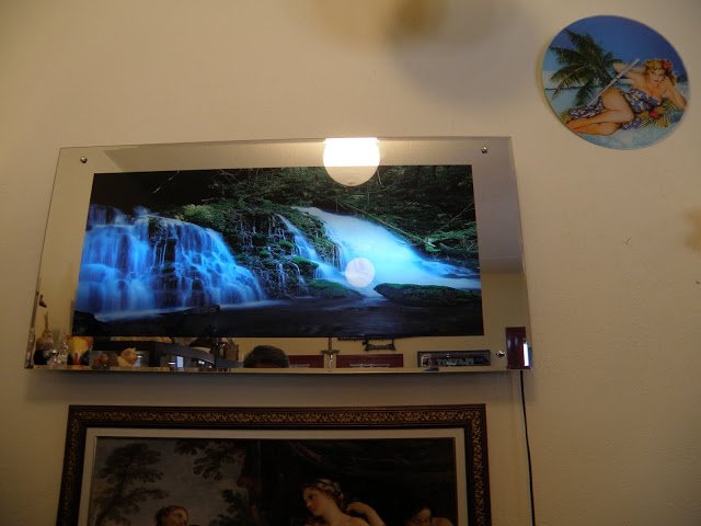 Η συλλογή με τα χιλιάδες κιτς μπιχλιμπίδια του Γιάννη Μπουτάρη [εικόνες] | iefimerida.gr 5