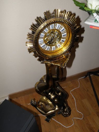 Η συλλογή με τα χιλιάδες κιτς μπιχλιμπίδια του Γιάννη Μπουτάρη [εικόνες] | iefimerida.gr 6