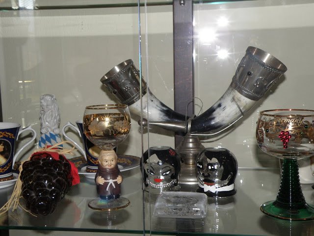 Η συλλογή με τα χιλιάδες κιτς μπιχλιμπίδια του Γιάννη Μπουτάρη [εικόνες] | iefimerida.gr 7