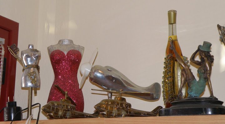 Η συλλογή με τα χιλιάδες κιτς μπιχλιμπίδια του Γιάννη Μπουτάρη [εικόνες] | iefimerida.gr 8