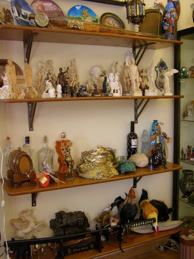 Η συλλογή με τα χιλιάδες κιτς μπιχλιμπίδια του Γιάννη Μπουτάρη [εικόνες] | iefimerida.gr 9