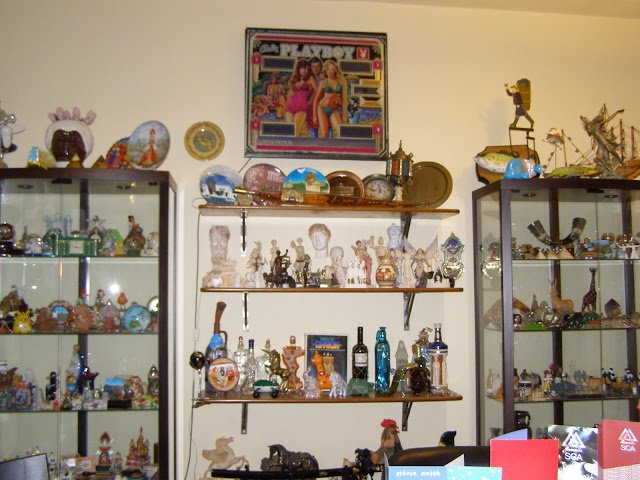 Η συλλογή με τα χιλιάδες κιτς μπιχλιμπίδια του Γιάννη Μπουτάρη [εικόνες] | iefimerida.gr 4