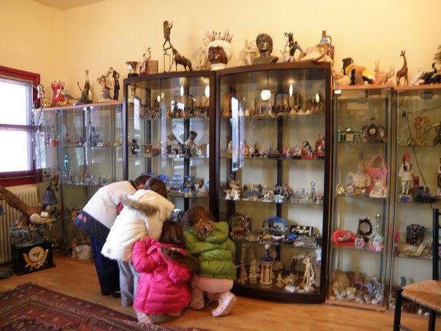 Η συλλογή με τα χιλιάδες κιτς μπιχλιμπίδια του Γιάννη Μπουτάρη [εικόνες] | iefimerida.gr 0