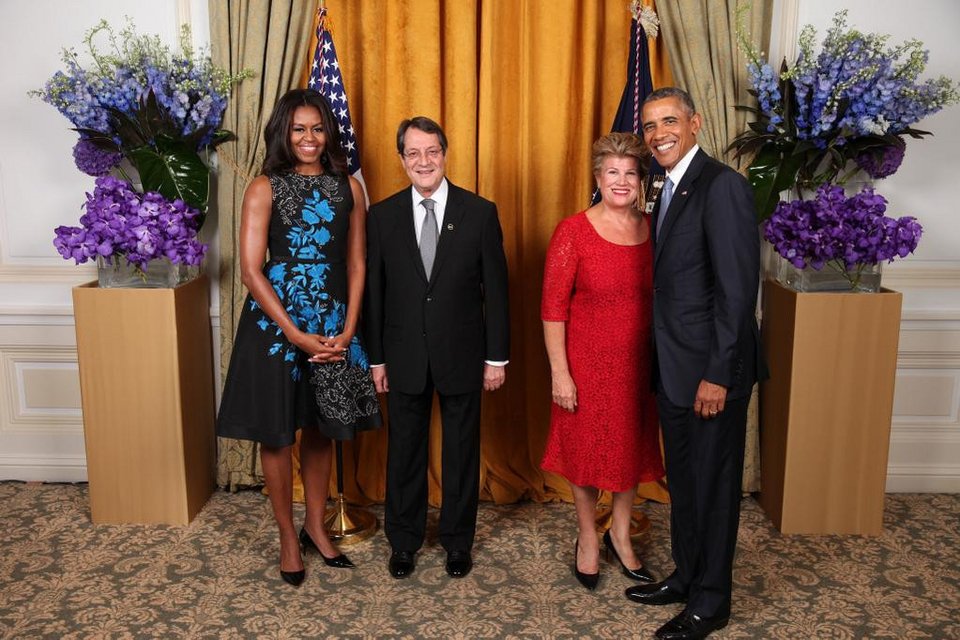 Η Κύπρια Πρώτη Κυρία έπεσε πάνω στον Ομπάμα -Ανετη, με το κατακόκκινο φουστάνι της [εικόνες] | iefimerida.gr 0