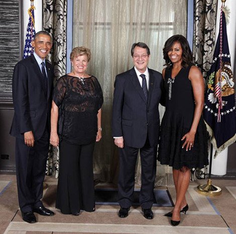 Η Κύπρια Πρώτη Κυρία έπεσε πάνω στον Ομπάμα -Ανετη, με το κατακόκκινο φουστάνι της [εικόνες] | iefimerida.gr 2