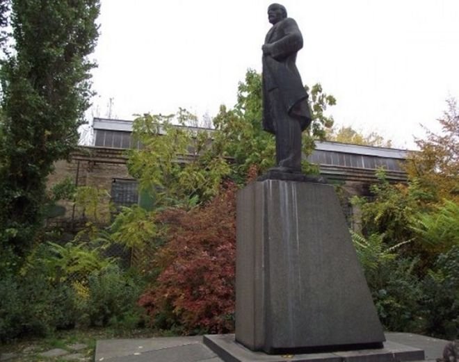 Μεταμόρφωσαν άγαλμα του Λένιν σε... Darth Vader -Aπίθανο περιστατικό στην Οδησσό [εικόνες] | iefimerida.gr 0