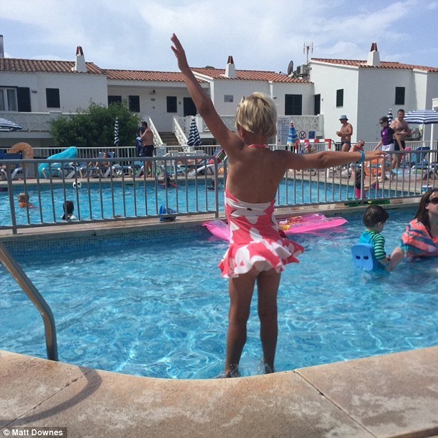 «Είχαμε δίδυμα αγόρια, αλλά σε ηλικία 18 μηνών το ένα ήθελε να γίνει κορίτσι» -Μια απίστευτη ιστορία [εικόνες] | iefimerida.gr 4