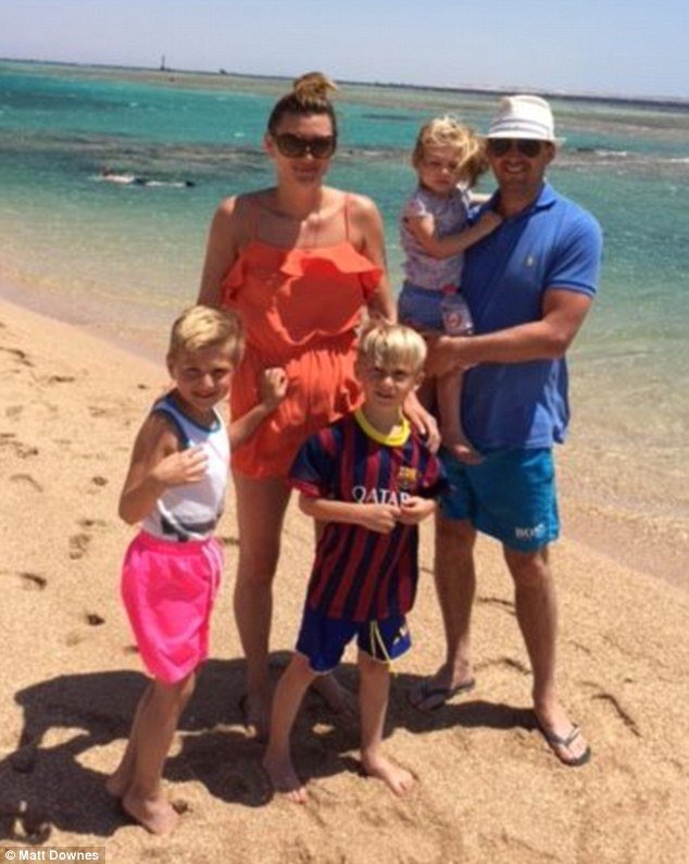 «Είχαμε δίδυμα αγόρια, αλλά σε ηλικία 18 μηνών το ένα ήθελε να γίνει κορίτσι» -Μια απίστευτη ιστορία [εικόνες] | iefimerida.gr 0