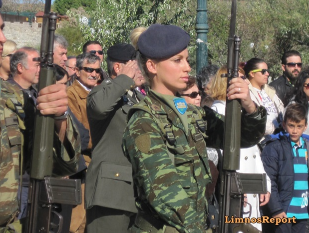 Eντυπωσιακή ξανθιά στρατιωτικός κλέβει την παράσταση στην Λήμνο [εικόνες] | iefimerida.gr 1