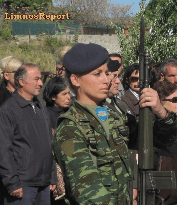Eντυπωσιακή ξανθιά στρατιωτικός κλέβει την παράσταση στην Λήμνο [εικόνες] | iefimerida.gr 2