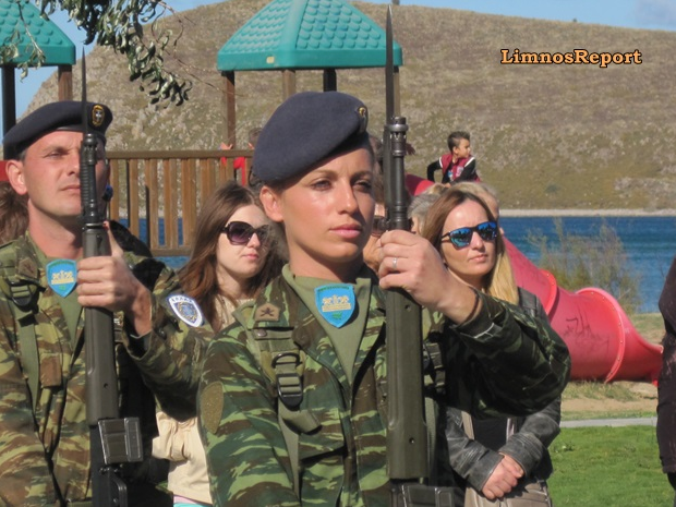 Eντυπωσιακή ξανθιά στρατιωτικός κλέβει την παράσταση στην Λήμνο [εικόνες] | iefimerida.gr 3
