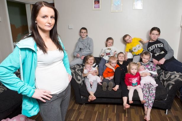 Βρετανίδα έκανε 12 παιδιά ενώ δεν της αρέσει η εγκυμοσύνη - Δείτε πόσα επιδόματα παίρνει [εικόνες]  | iefimerida.gr 0