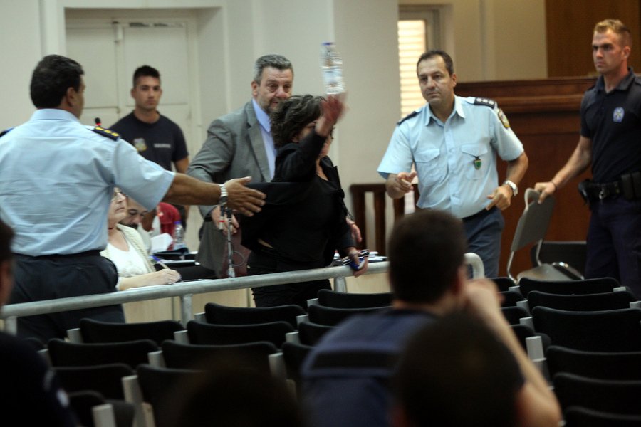 Η μητέρα του Φύσσα πέταξε μπουκάλι στον Ρουπακιά: «Αυτό από εμένα για να με θυμάσαι» [εικόνες] | iefimerida.gr 1