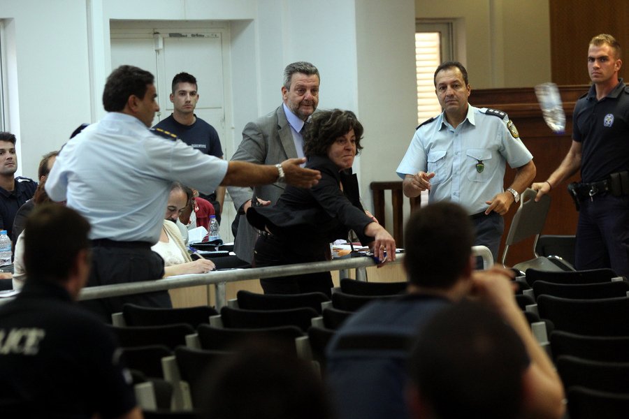 Η μητέρα του Φύσσα πέταξε μπουκάλι στον Ρουπακιά: «Αυτό από εμένα για να με θυμάσαι» [εικόνες] | iefimerida.gr 2