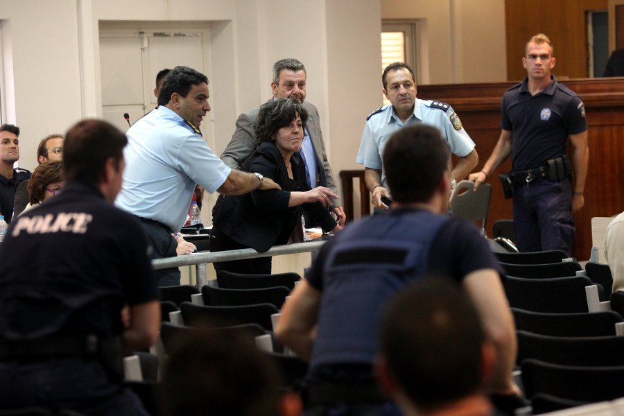 Η μητέρα του Φύσσα πέταξε μπουκάλι στον Ρουπακιά: «Αυτό από εμένα για να με θυμάσαι» [εικόνες] | iefimerida.gr 3