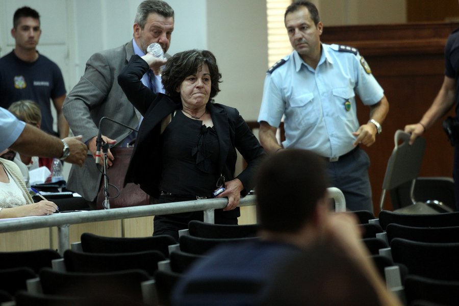 Η μητέρα του Φύσσα πέταξε μπουκάλι στον Ρουπακιά: «Αυτό από εμένα για να με θυμάσαι» [εικόνες] | iefimerida.gr 0