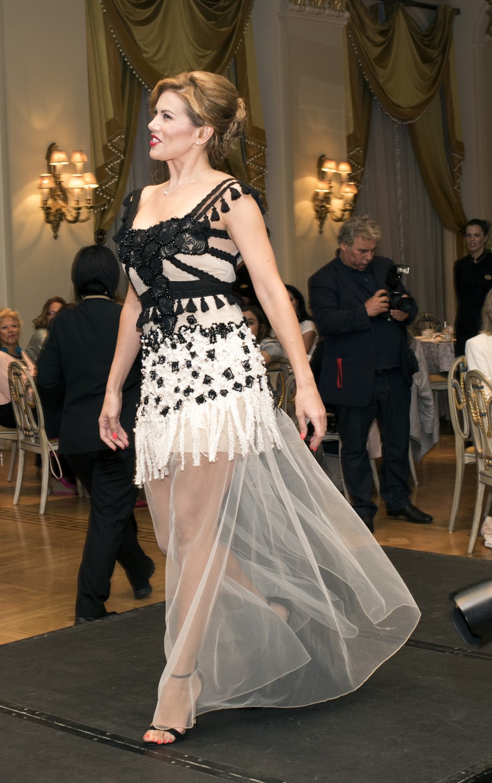 Μια άλλη Ευγενία Μανωλίδου - Σε ρόλο μοντέλου σε επίδειξη μόδας στη «Μεγάλη Βρεταννία» [εικόνες] | iefimerida.gr 0