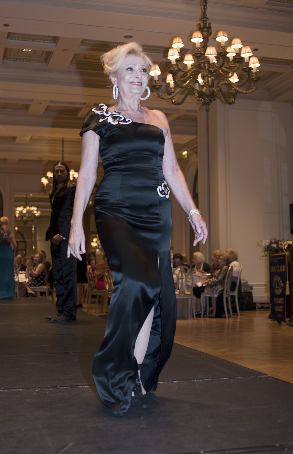 Μια άλλη Ευγενία Μανωλίδου - Σε ρόλο μοντέλου σε επίδειξη μόδας στη «Μεγάλη Βρεταννία» [εικόνες] | iefimerida.gr 7