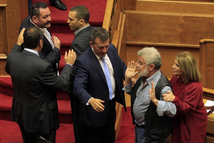 Παραλίγο να πέσει ξύλο: Η Βούλτεψη τραβάει από το πουκάμισο τον Μανιό και ο Κασιδιάρης συγκρατεί τον Λαγό [εικόνες] | iefimerida.gr 0