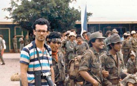 Ο Δημήτρης Μάρδας όπως δεν τον έχετε ξαναδεί: Με τους Σαντινίστας και καβάλα σε μηχανή [εικόνες] | iefimerida.gr 0