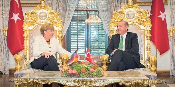 Η εικόνα που συζητήθηκε: Η Μέρκελ στον χρυσό θρόνο του Ερντογάν [εικόνες] | iefimerida.gr 1