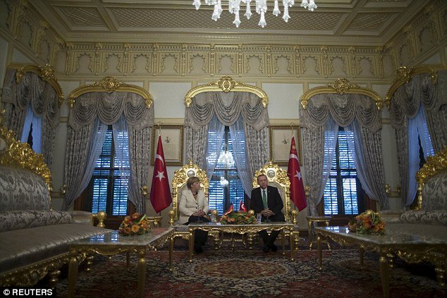 Η εικόνα που συζητήθηκε: Η Μέρκελ στον χρυσό θρόνο του Ερντογάν [εικόνες] | iefimerida.gr 2