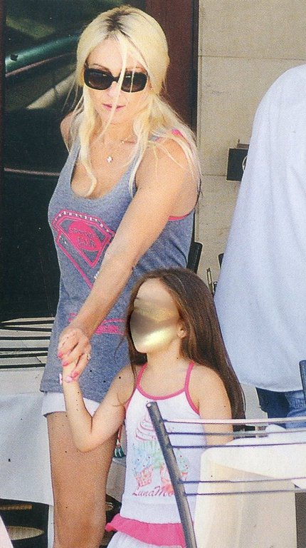 Μιρέλα Μανιάνι, έγινε εκρηκτική ξανθιά με προκλητικό μπούστο [εικόνες] | iefimerida.gr 1