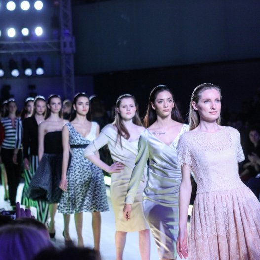 AXDW: Οι νέες τάσεις της μόδας δια χειρός 41 σχεδιαστών [εικόνες]  | iefimerida.gr 1