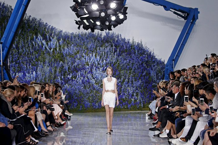 Σύγχρονη σταχτοπούτα: Η 14χρονη καθαρίστρια που έγινε μούσα του Dior [εικόνες]  | iefimerida.gr 0