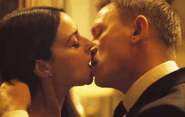 Το παθιασμένο φιλί της Μόνικα Μπελούτσι στον Ντάνιελ Κρεγκ [εικόνες] | iefimerida.gr 0