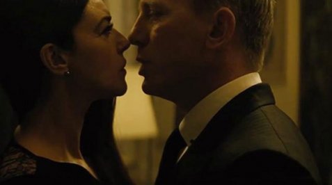 Το παθιασμένο φιλί της Μόνικα Μπελούτσι στον Ντάνιελ Κρεγκ [εικόνες] | iefimerida.gr 1